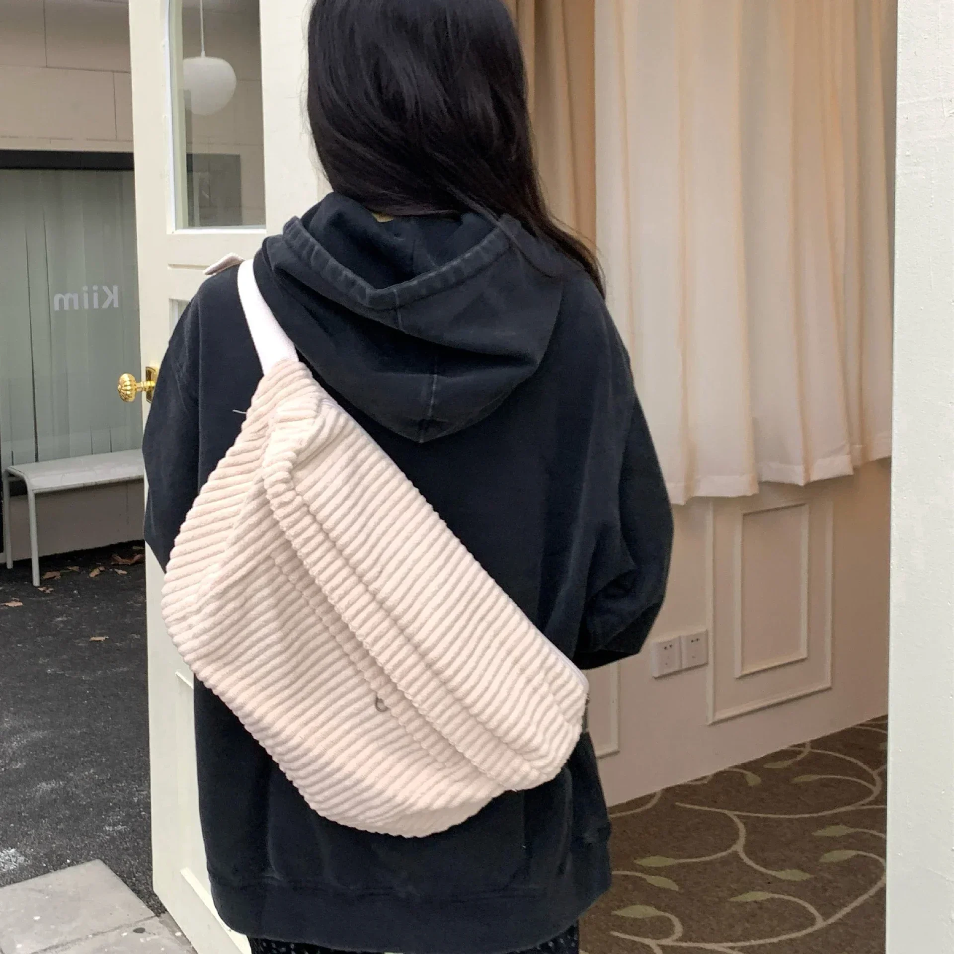 Grand Sac Banane Japonais en Velours Côtelé - Image 2