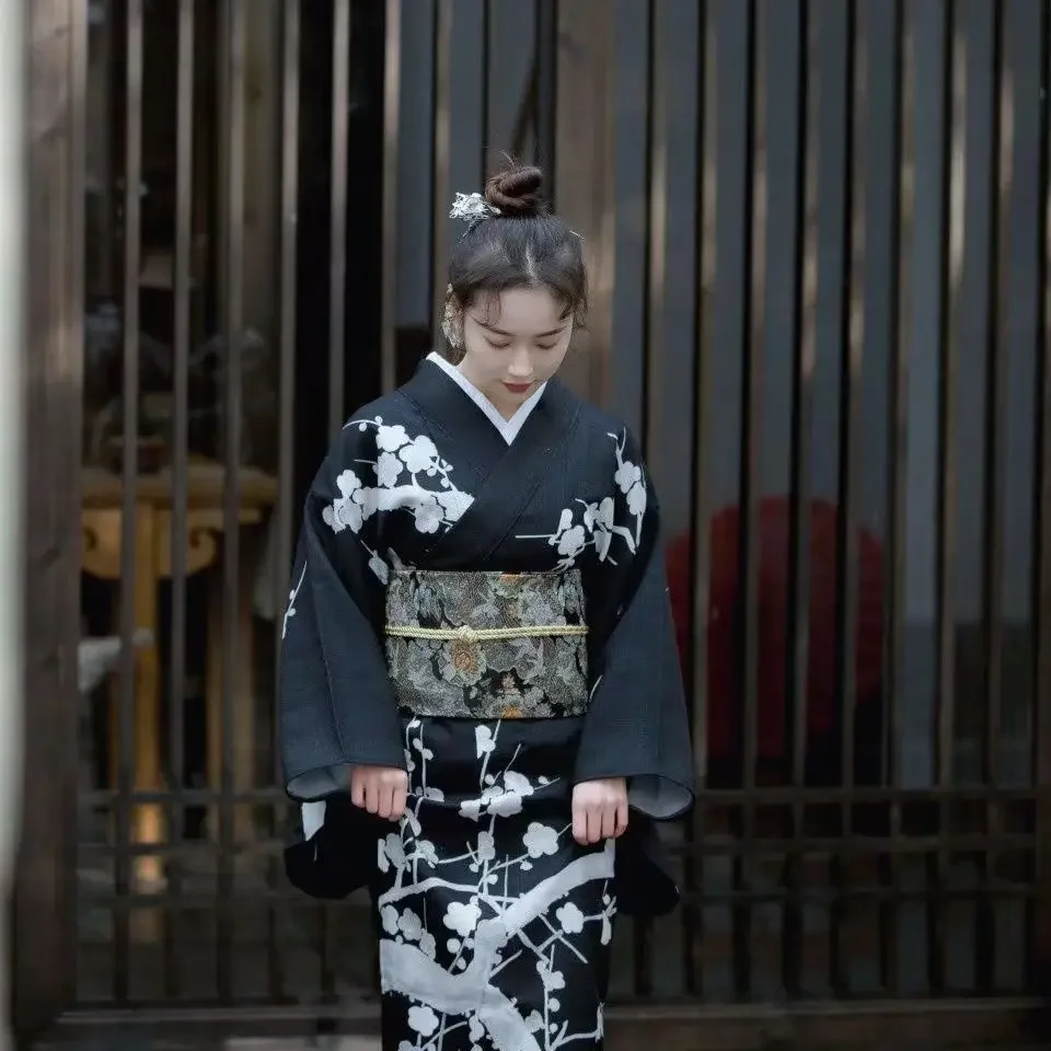 Kimono Femme Noir à Motifs Floraux