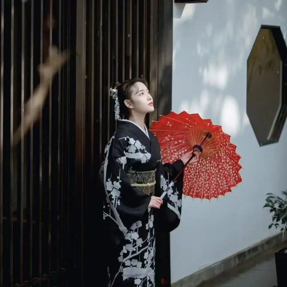 Kimono Femme Noir à Motifs Floraux - Image 3