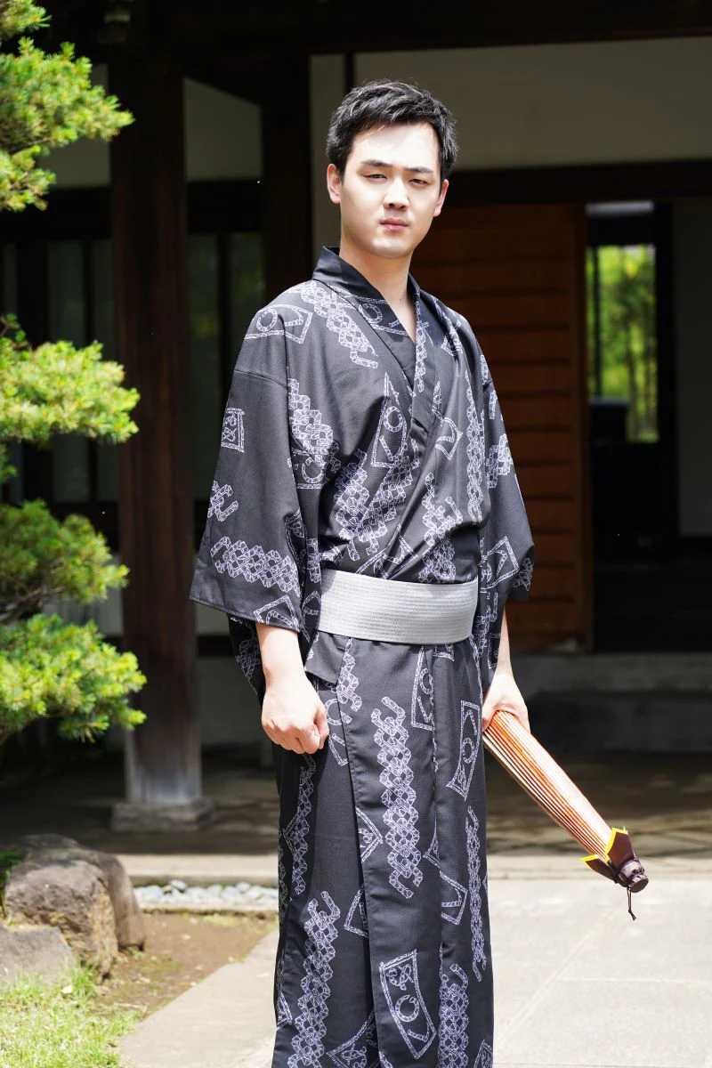 Kimono Homme Sombre à Motifs