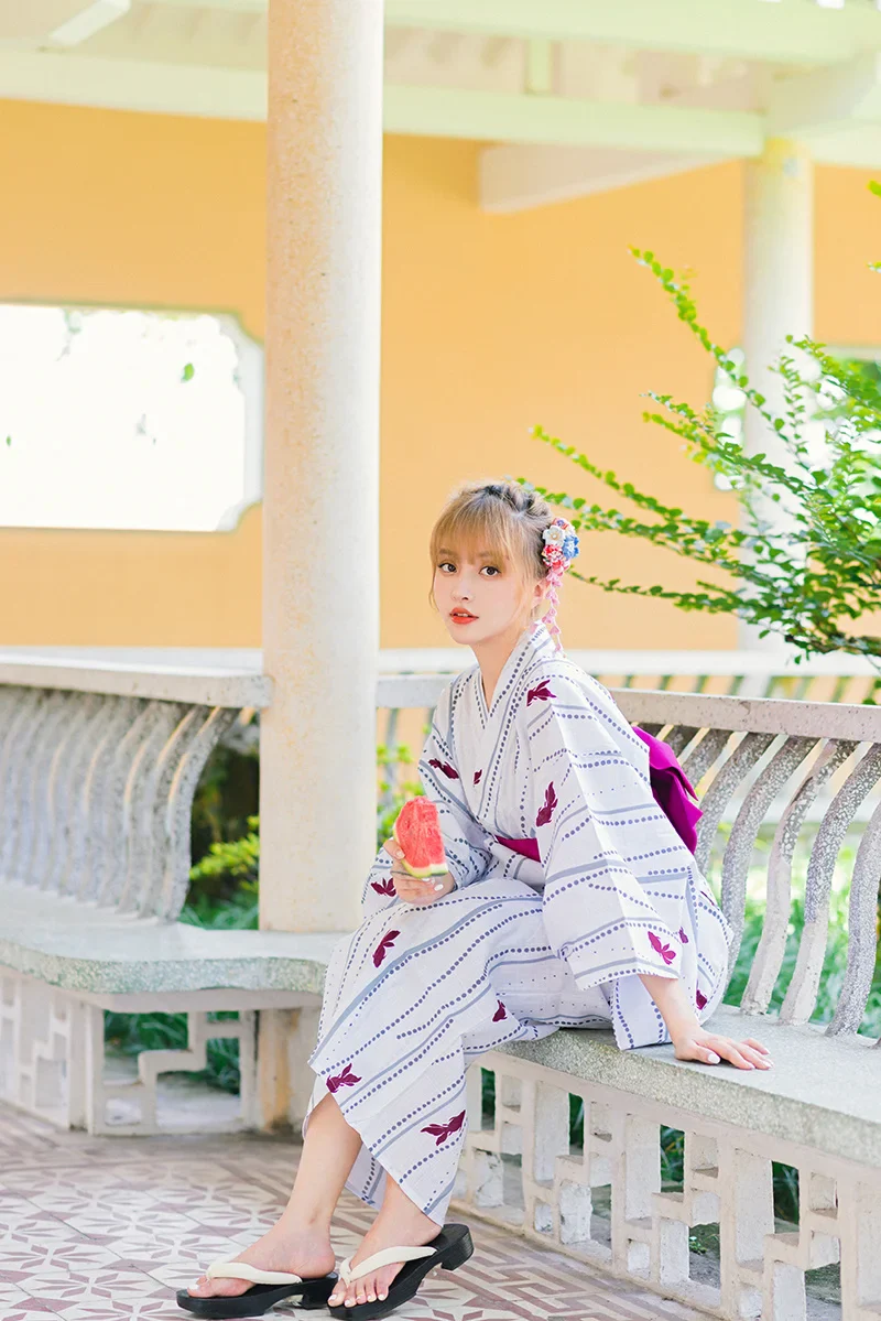 Kimono Japonais Femme Blanc Imprimé Poissons - Image 3