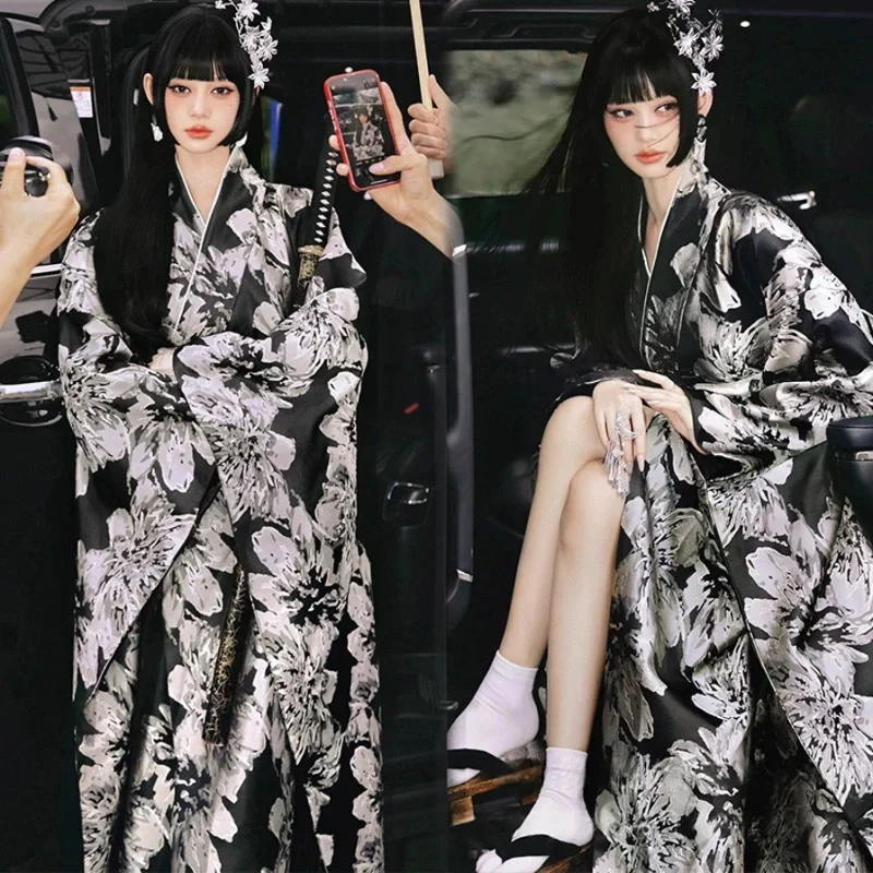 Kimono Japonais Femme Fleuri Noir et Blanc