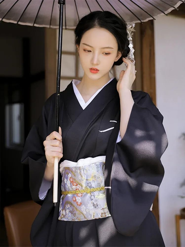 Kimono Traditionnel Japonais Noir à Fleurs - Image 2