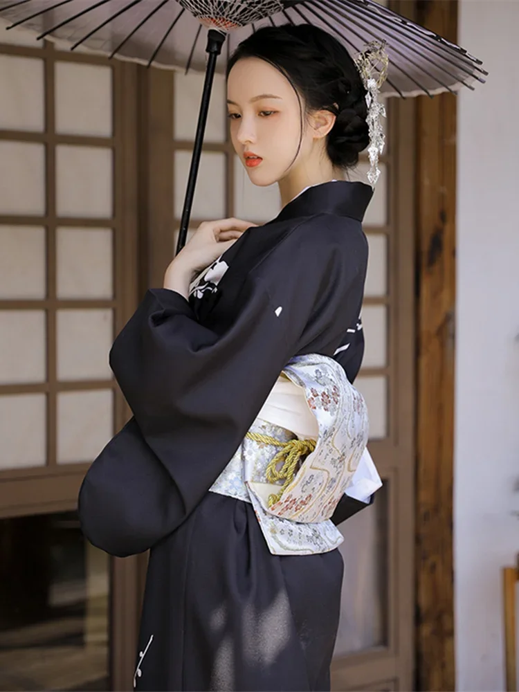 Kimono Traditionnel Japonais Noir à Fleurs - Image 3
