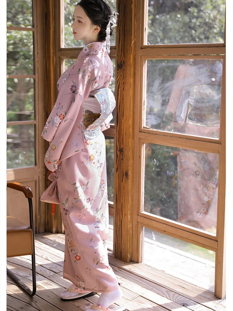 Kimono Traditionnel Rose Motifs Floraux - Image 2