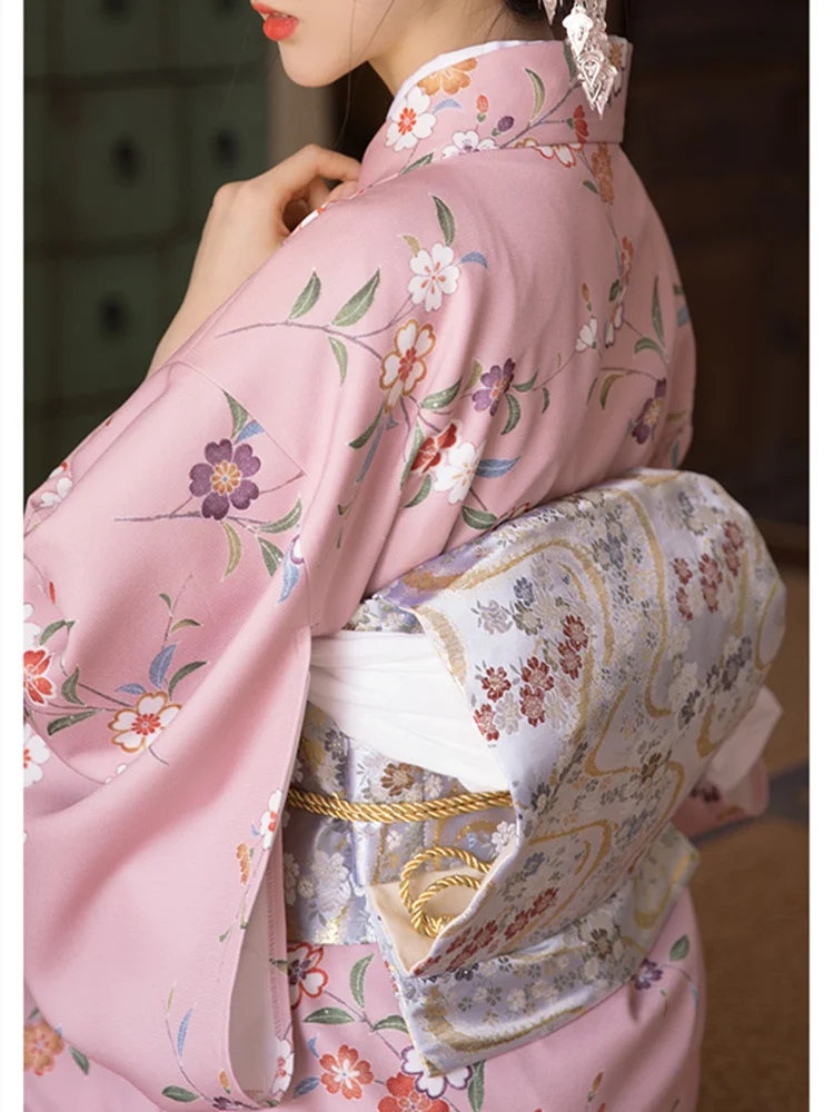 Kimono Traditionnel Rose Motifs Floraux - Image 3