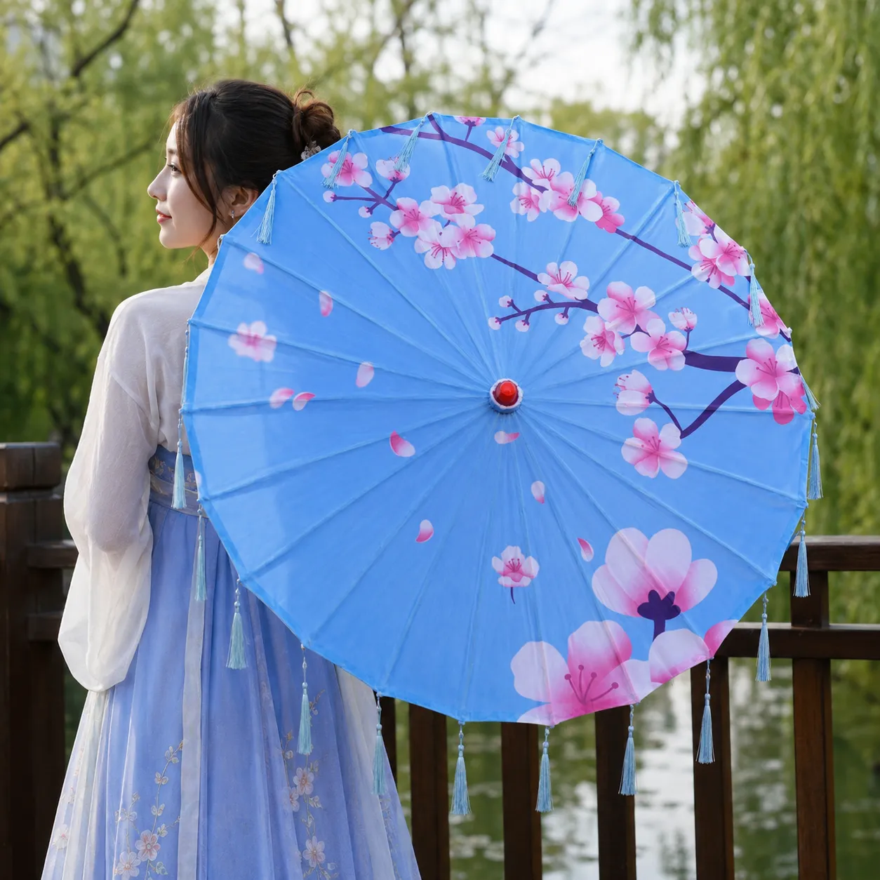 Ombrelle Japonaise Bleue Fleurie à Franges - Image 2