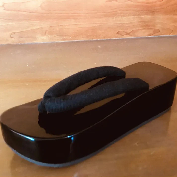Sandales Geta Noires Brillantes - Image 3