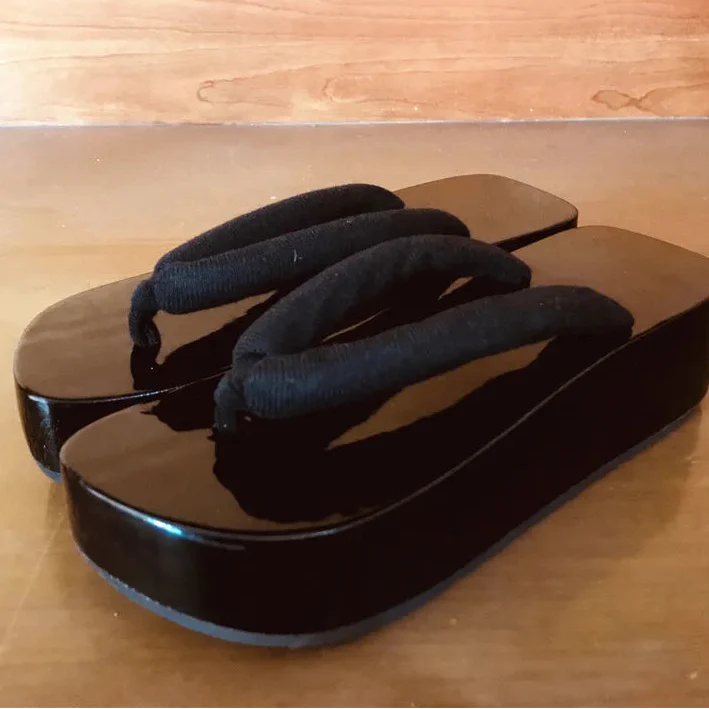 Sandales Geta Noires Brillantes - Image 4